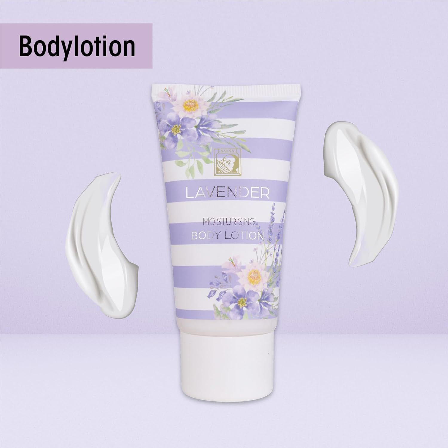 Bodylotion-Tube mit Lavendel-Design. Zwei Kleckse Creme daneben. Weißer Hintergrund.