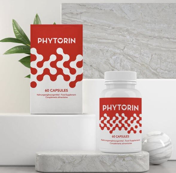 Weiße Flasche und Schachtel mit rotem Etikett. Aufschrift: PHYTORIN, 60 Kapseln. Auf Podest platziert.