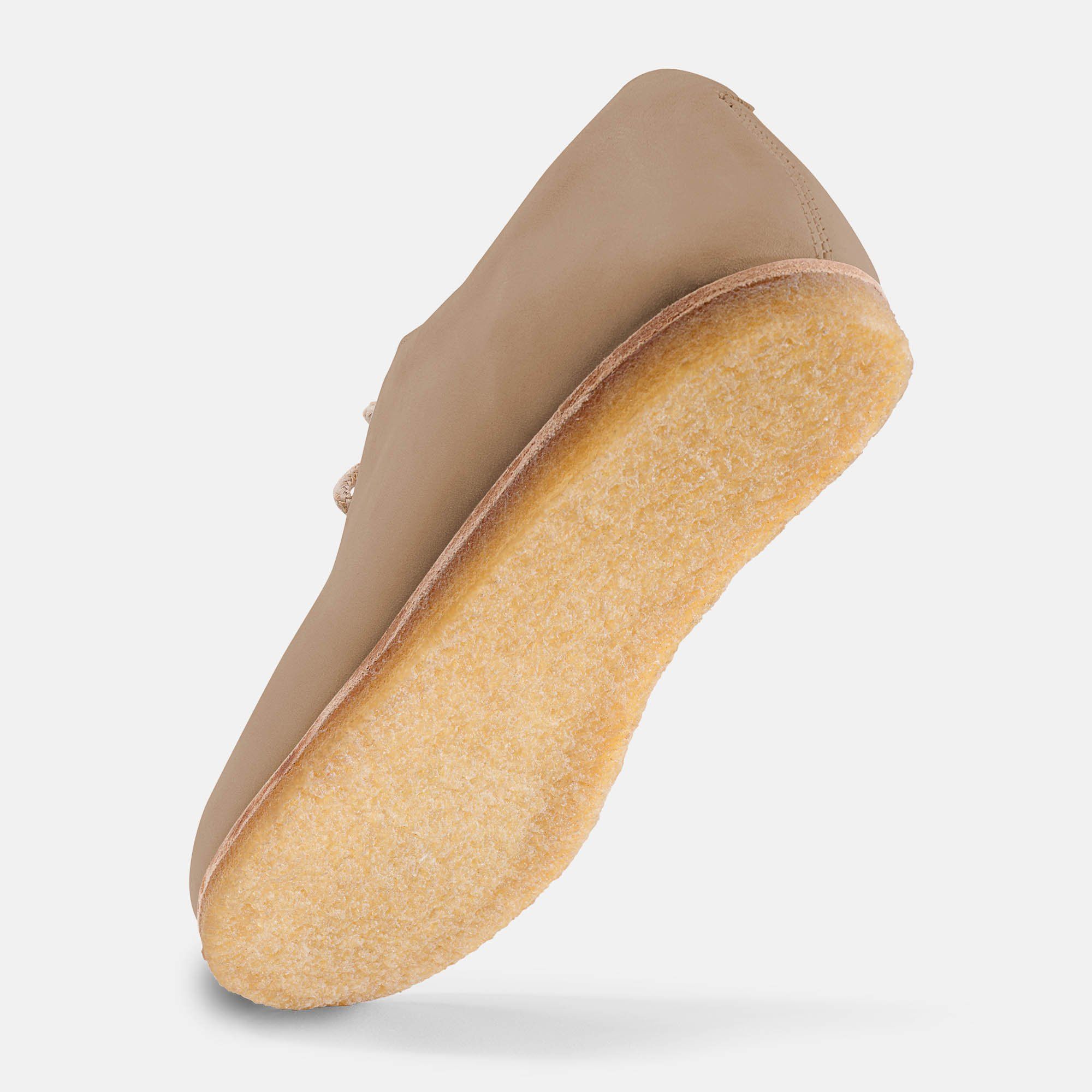 Beige Schuhsohle. Flache Sohle. BÄR-Logo. Breite Passform.