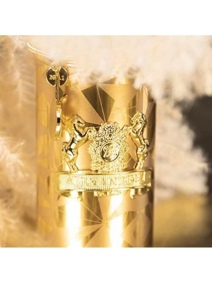 Detailaufnahme der goldenen Flasche mit Wappen und Anhänger.