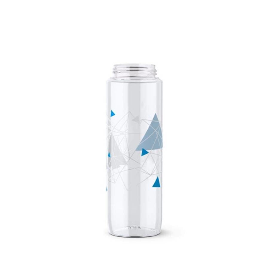 Transparente Trinkflasche mit blau-grauem geometrischem Muster. Zylindrische Form, offener Hals.