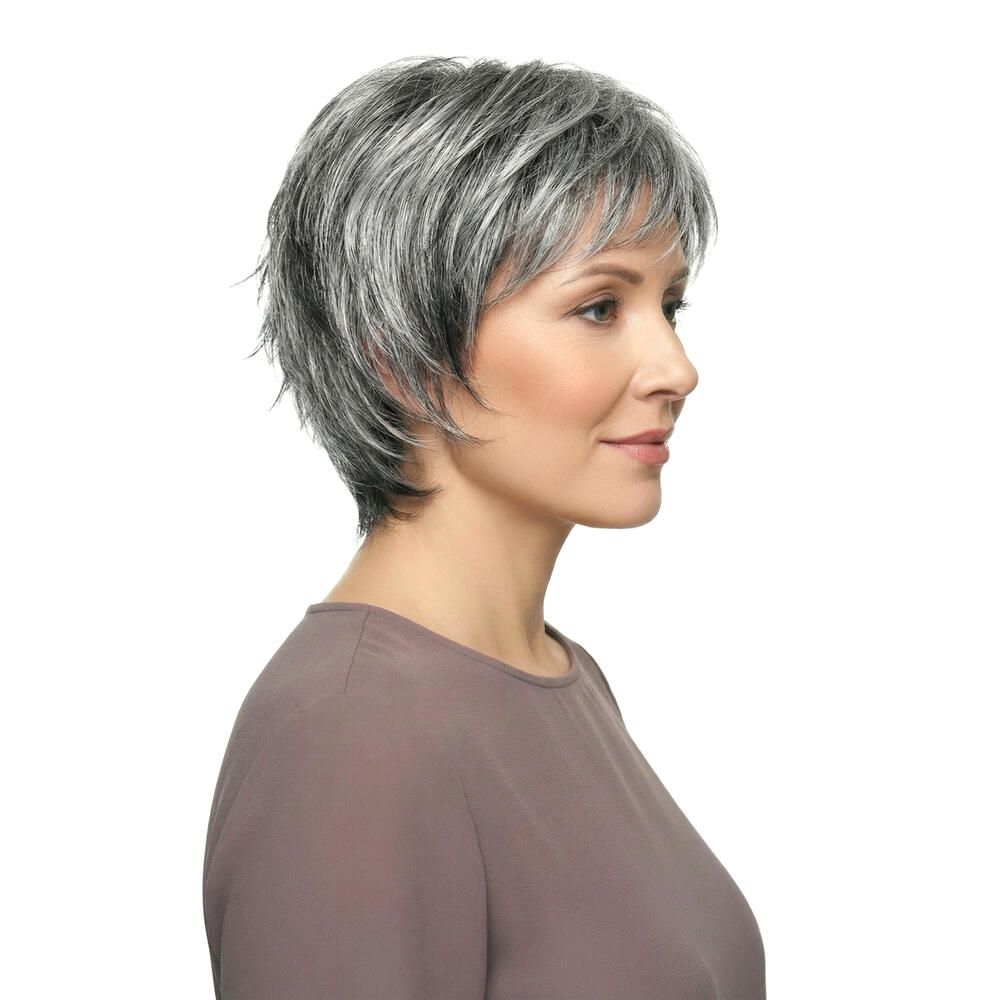 Kurzhaarperücke mit grau-melierten Strähnen. Seitliche Ansicht einer Frau mit braunem Oberteil. Haarschnitt mit Pony.
