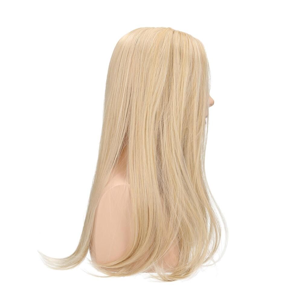 Blond gefärbtes Haarteil auf einem Schaufensterkopf. Seitenansicht. Lange, glatte Haare.