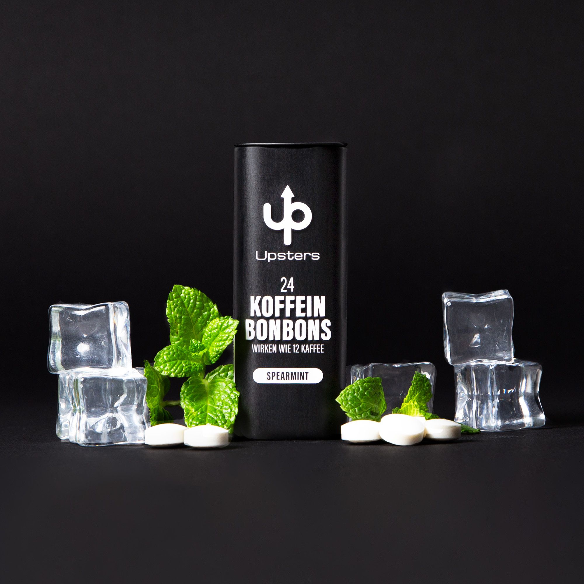 Schwarze Dose mit weißen Tabletten, Minze und Eiswürfeln. Aufschrift: Upsters, 24 Koffein Bonbons, Spearmint.
