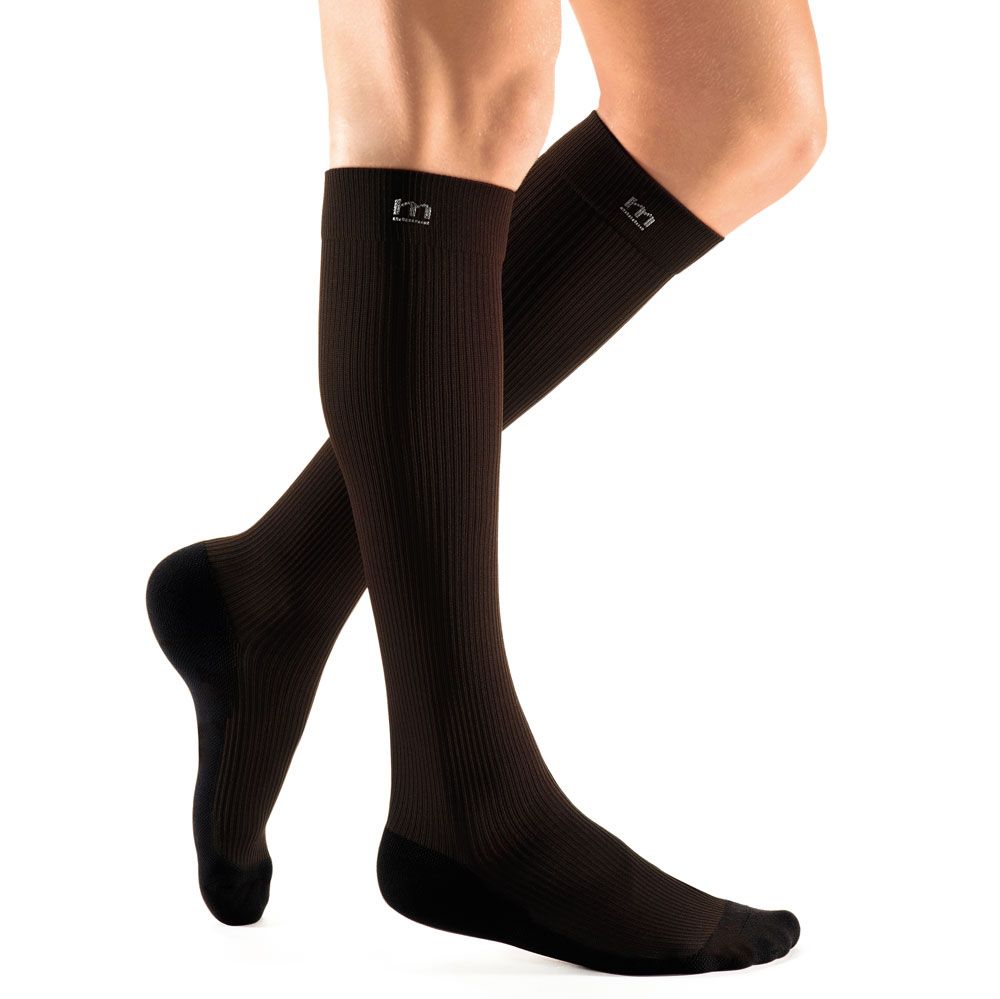 Braune Kompressionsstrümpfe bis zum Knie. Logo am oberen Rand. Geripptes Material.