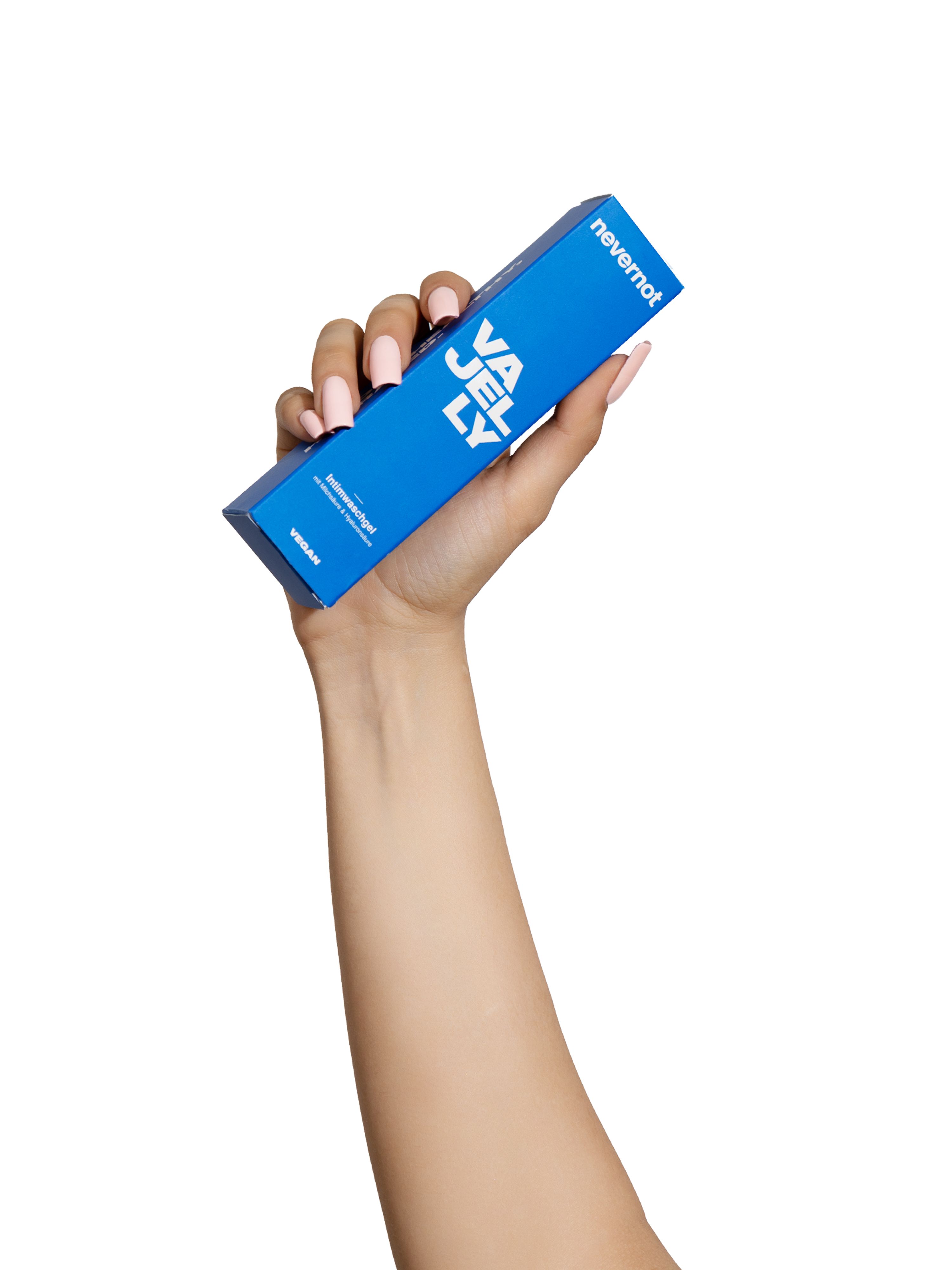 Hand hält blaue Verpackung von nevernot VAJELLY Intimwaschgel. Rosa Fingernägel.