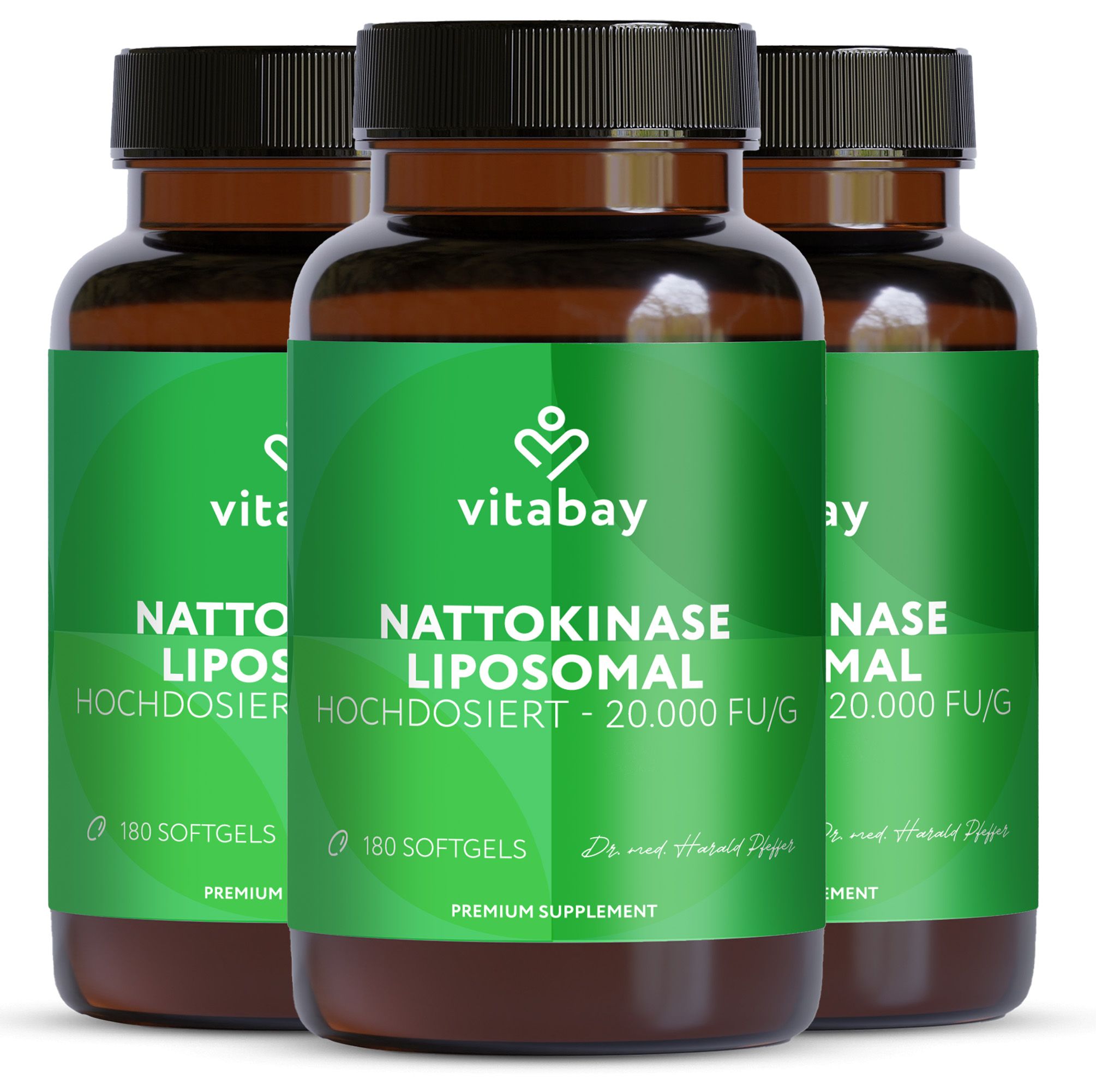 Drei braune Flaschen mit grüner Beschriftung. Vitabay Logo. Text: Nattokinase Liposomal 20.000 FU/G. 180 Softgels.