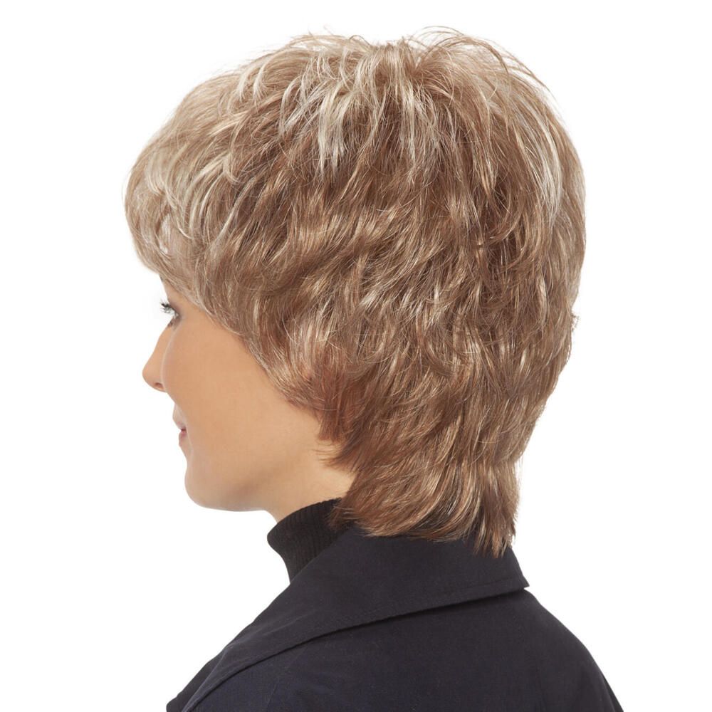 Kurzhaarperücke mit blonden Strähnen. Die Frau trägt einen schwarzen Rollkragenpullover. Seitenansicht.