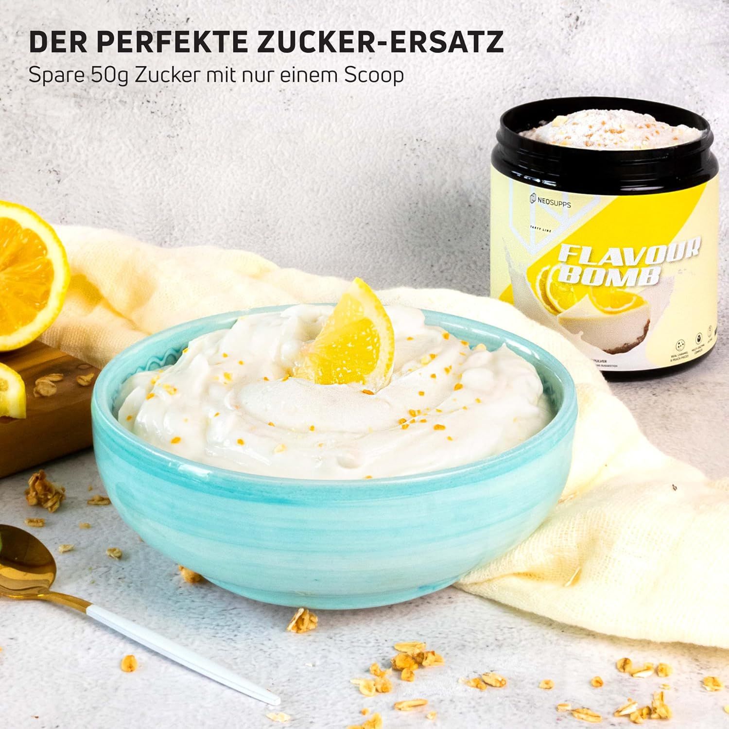Blaue Schüssel mit weißer Creme, Zitronenscheibe. Dose "FLAVOUR BOMB" daneben. Text: Der perfekte Zucker-Ersatz.