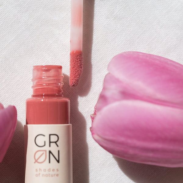 Lipgloss-Fläschchen mit Applikator. Rosa Lipgloss und Applikator. Aufschrift: GRN, shades of nature.