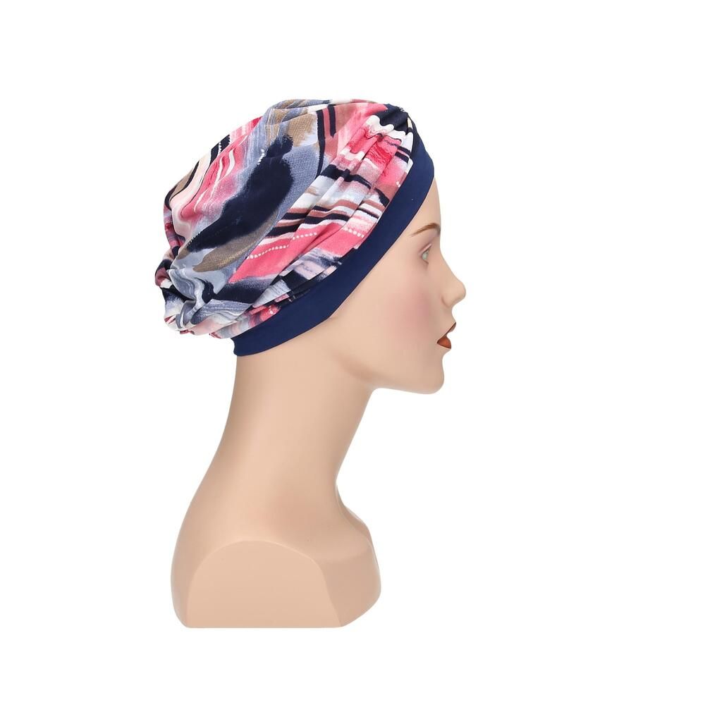 Turban Livia, blau mit floralem Muster. Auf einer Büste präsentiert. Seitenansicht.