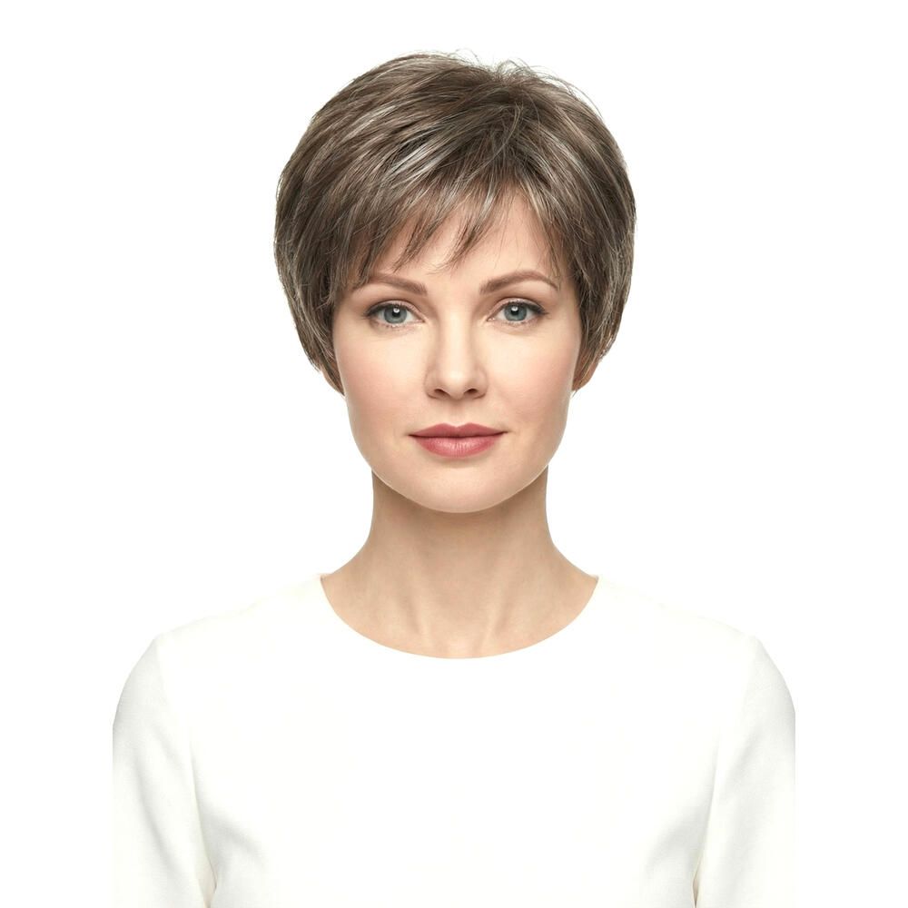 Kurzhaarperücke mit braun-grauen Strähnen. Frontale Ansicht einer Frau mit weißem Oberteil.