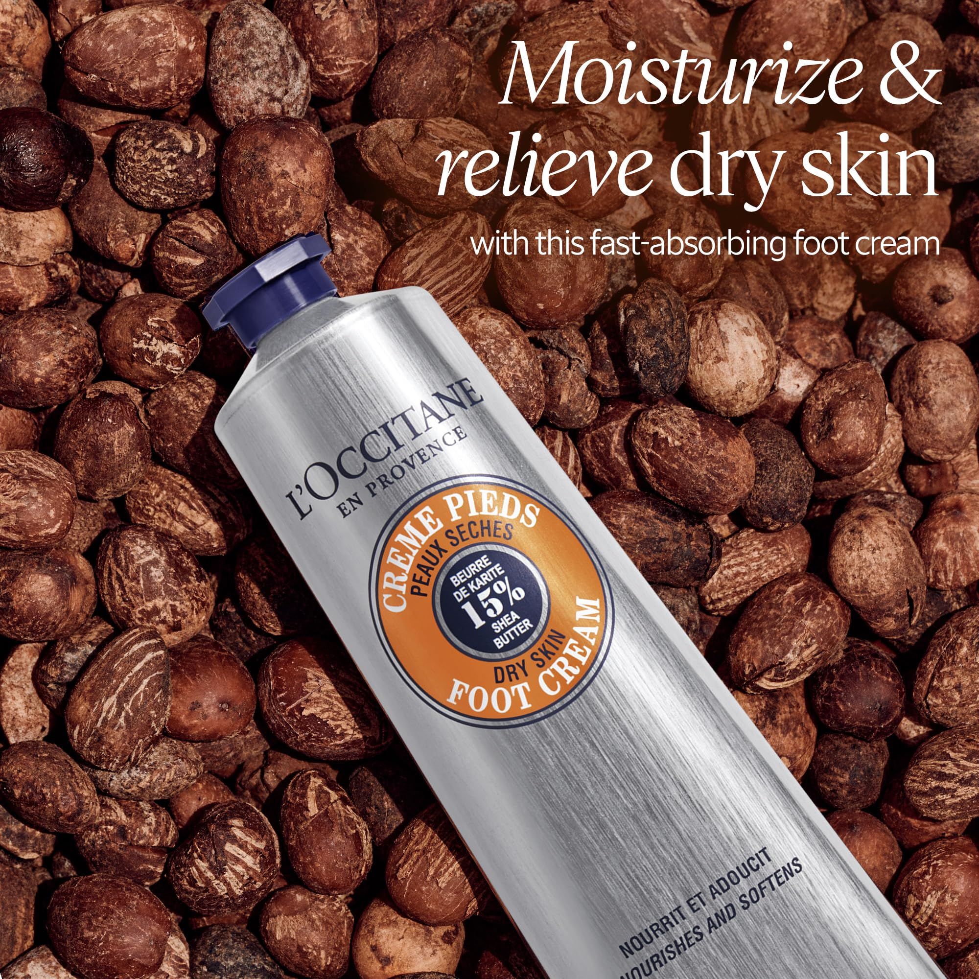 L'Occitane Shea Fußcreme Tube umgeben von Sheanüssen.