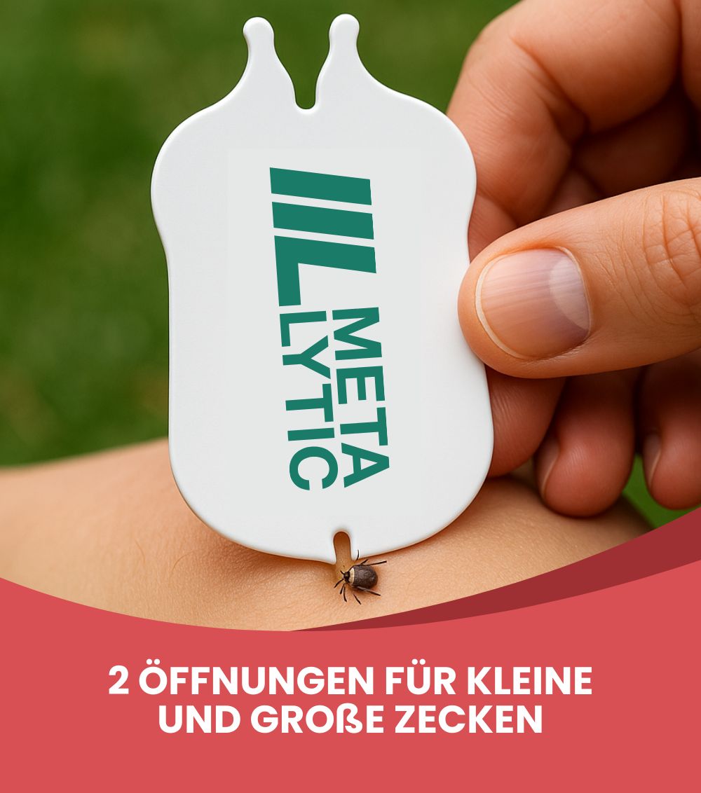 Zeckenkarte MetaLytic, wird auf Haut gehalten. Roter Balken mit Text: 2 Öffnungen für kleine und große Zecken. Zecke.