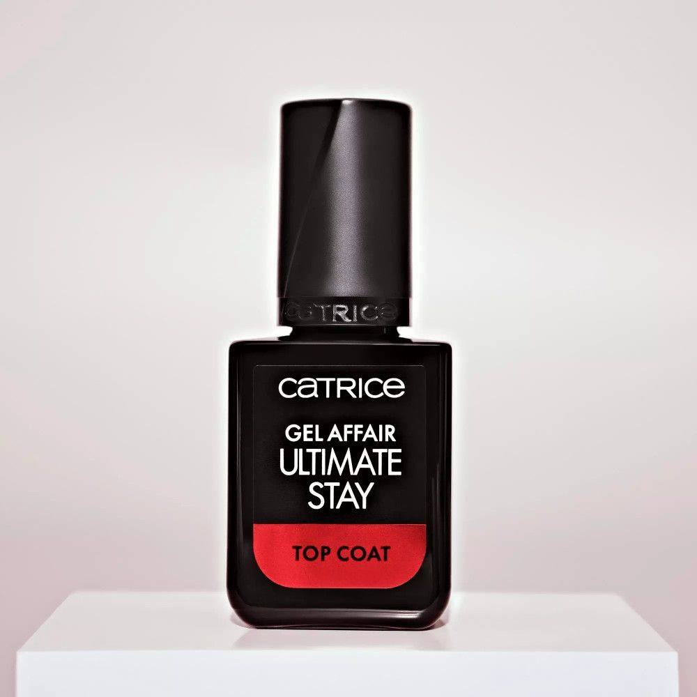 Schwarze Flasche mit schwarzem Deckel. Aufschrift: Catrice, Gel Affair, Ultimate Stay, Top Coat. Auf weißem Podest.