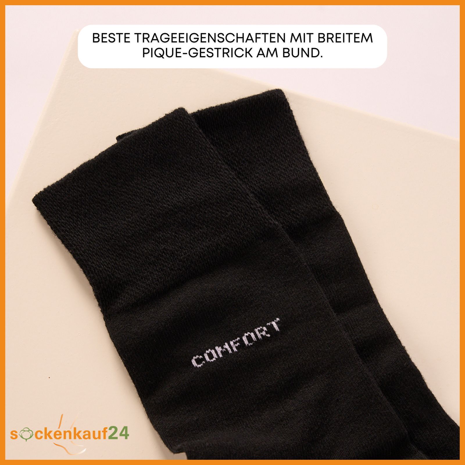 Nahaufnahme von schwarzem Sockenmaterial. Aufschrift "COMFORT". Text: "Beste Trageeigenschaften mit breitem Pique-Gestrick am Bund".