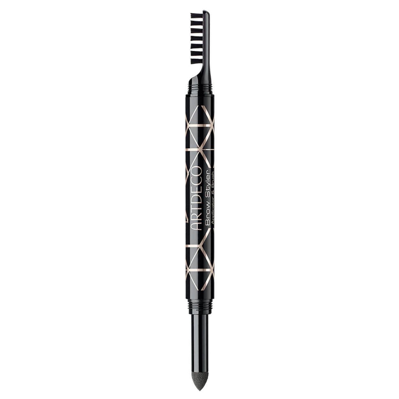 Schwarzer Augenbrauenstift mit Bürste und Applikator. Aufschrift: ARTDECO Brow Styler. Geometrisches Muster auf dem Stift.