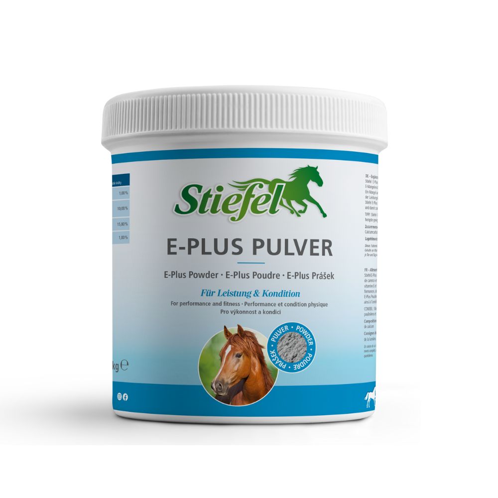 Weißer Behälter mit Stiefel E-Plus Pulver. Aufschrift: E-PLUS PULVER, Für Leistung & Kondition. Logo: grünes Pferd.