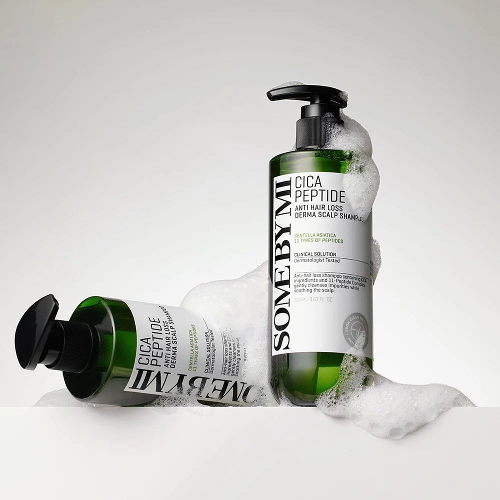 Zwei grüne Shampoo-Flaschen mit Pumpe und Schaum. Aufschrift: Cica Peptide Anti Hair Loss Derma Scalp Shampoo.