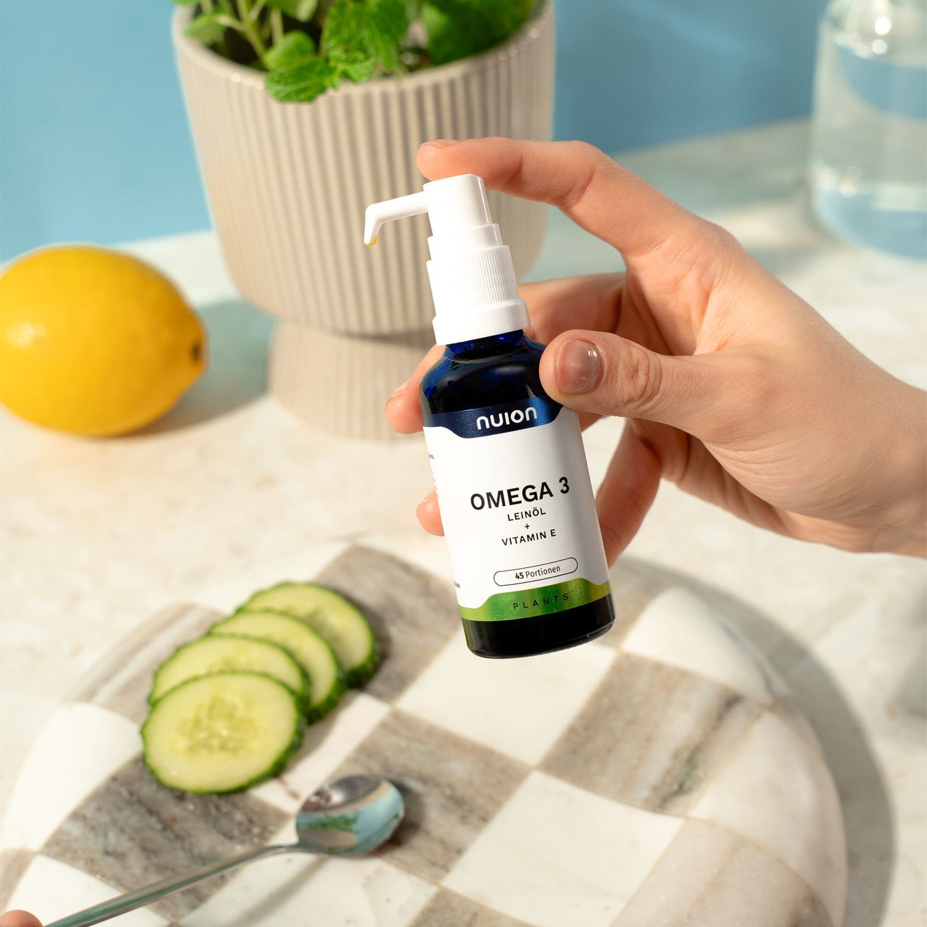 Flasche mit Omega 3 Leinöl und Vitamin E, mit Pumpspender.