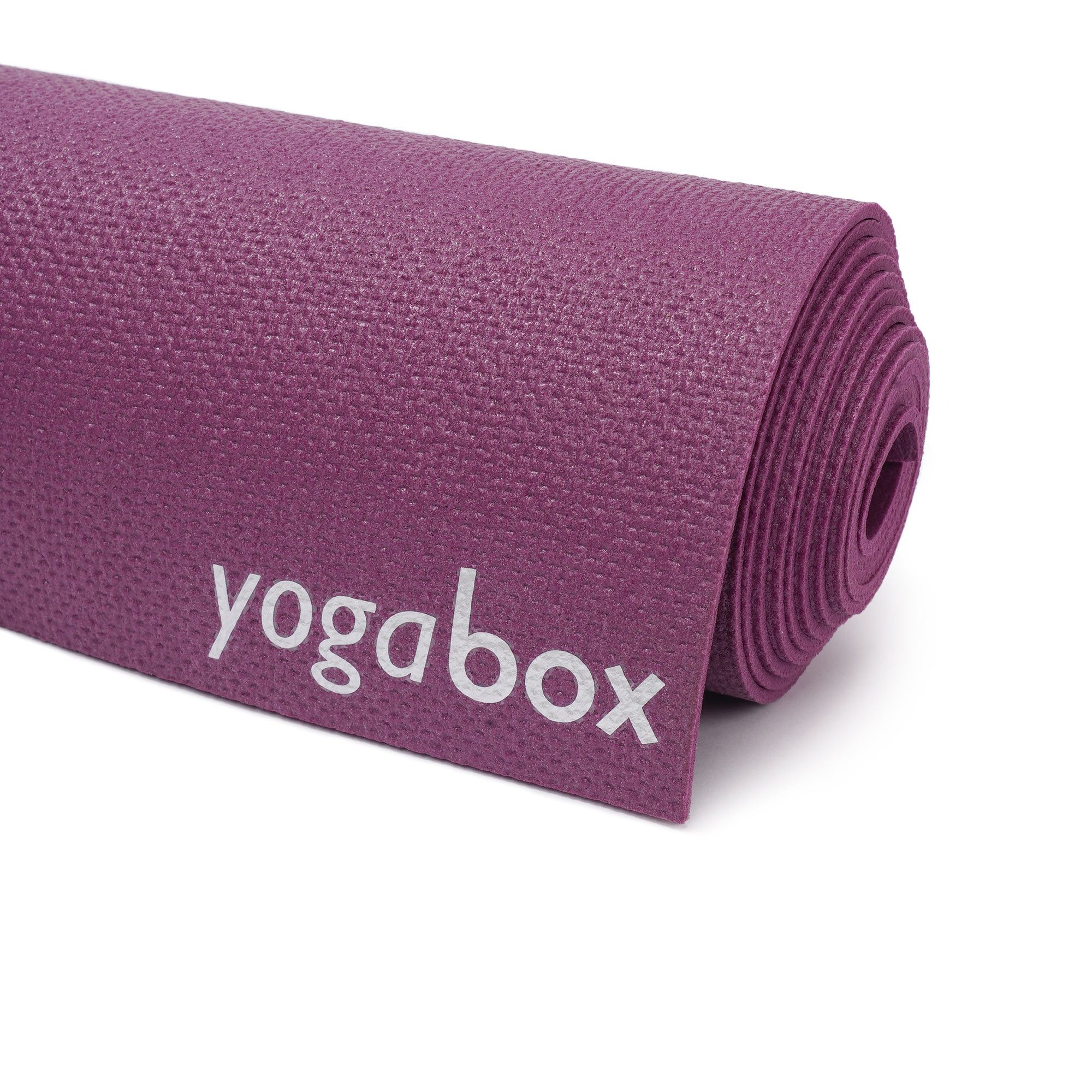 Nahaufnahme einer aufgerollten Yogamatte in Pflaumenlila mit weißem Yogabox-Logo.