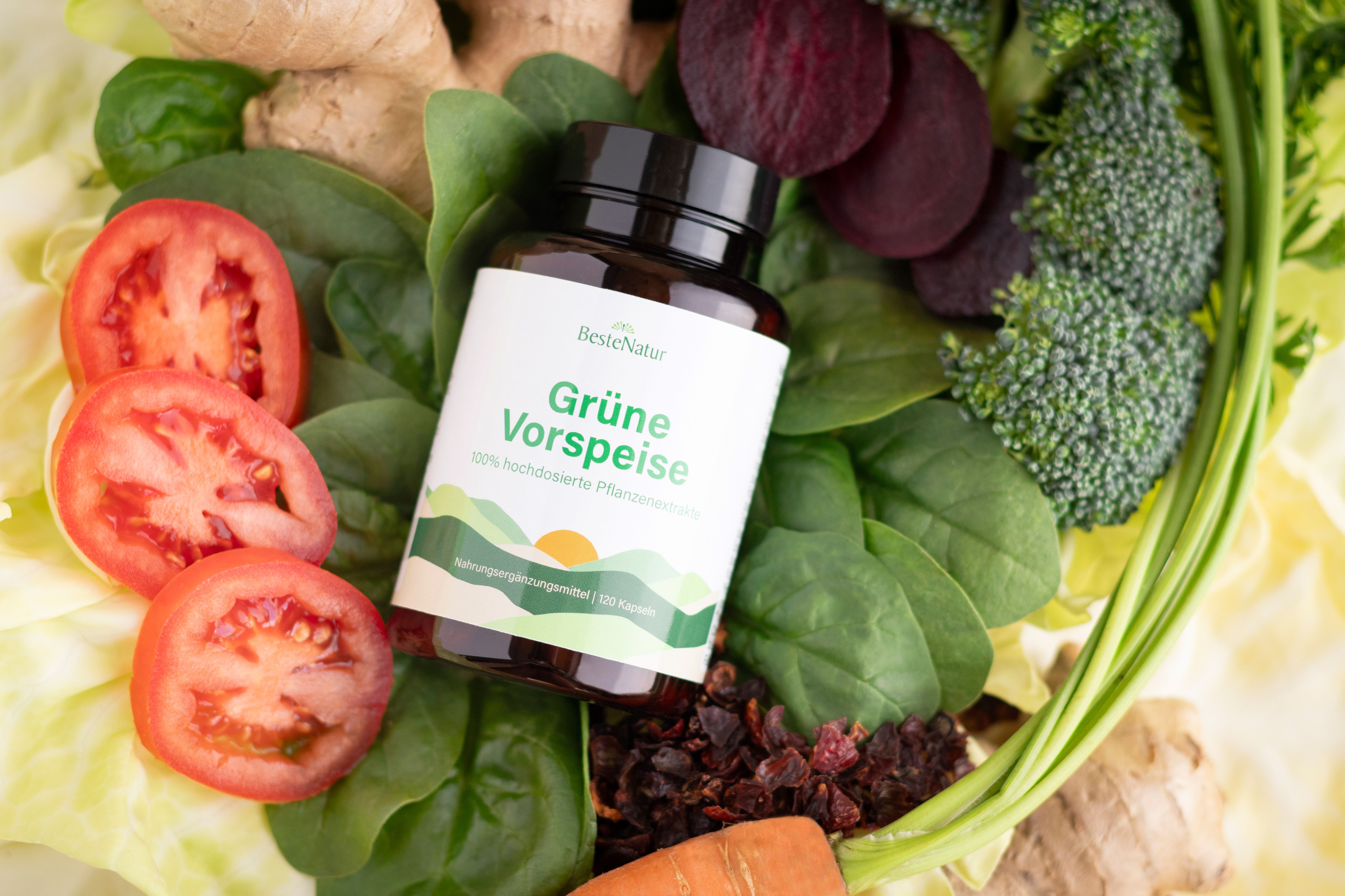 Braune Flasche mit grünem Etikett, umgeben von frischem Gemüse wie Tomaten, Brokkoli und Spinat.