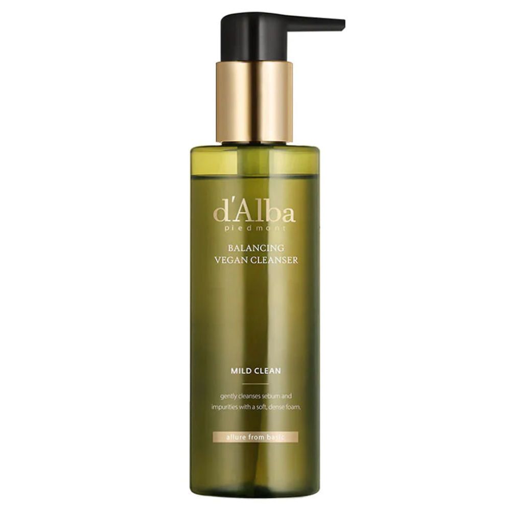 Grüne Flasche mit schwarzem Pumpkopf. Aufschrift: d'Alba, Balancing Vegan Cleanser, Mild Clean. Transparente Flüssigkeit sichtbar.