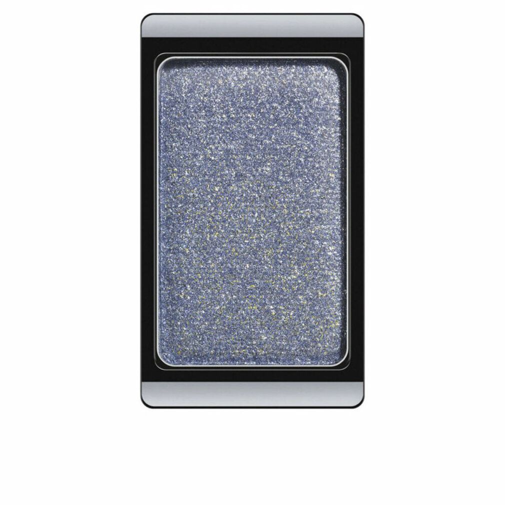 Eyeshadow in rechteckiger Form. Blaue Farbe mit Glitzer, umgeben von einem schwarzen und silbernen Rahmen. Auf weißem Hintergrund.