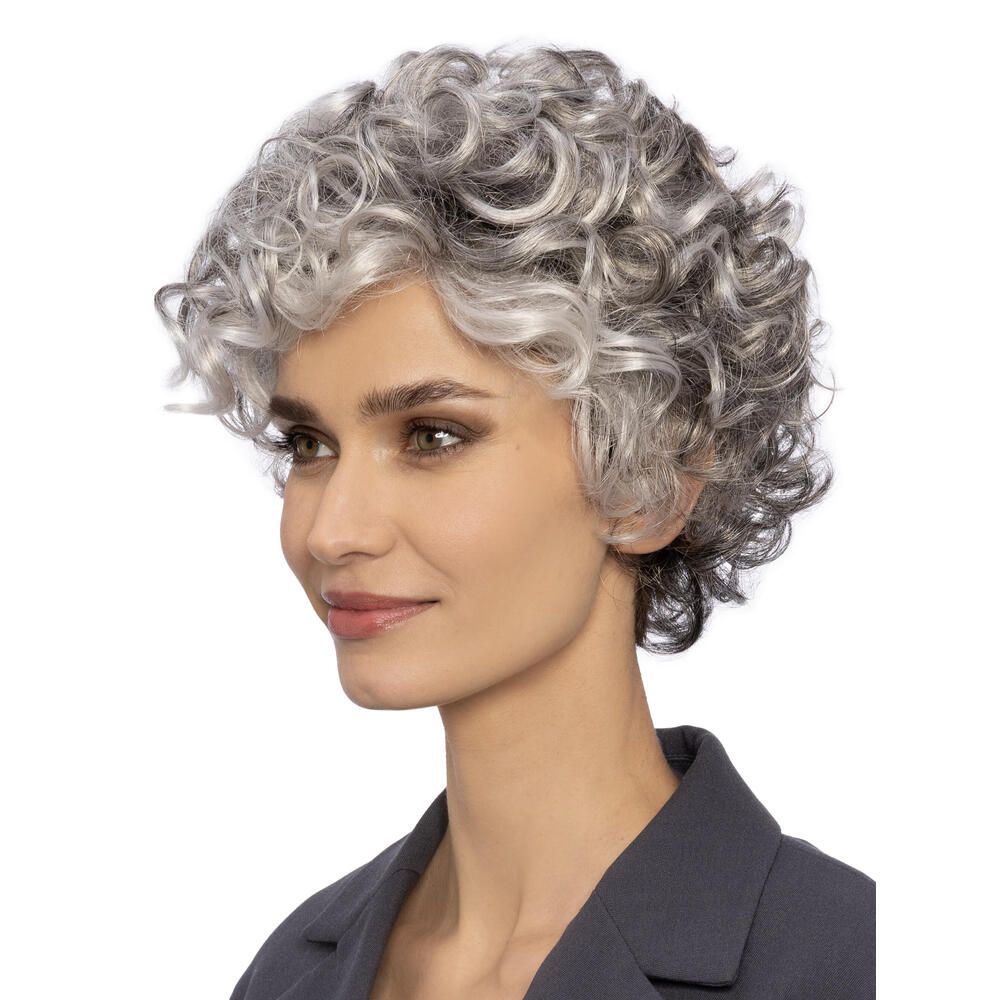 Perücke mit lockigem, grauem Haar. Die Frau trägt einen dunklen Blazer. Seitenansicht.