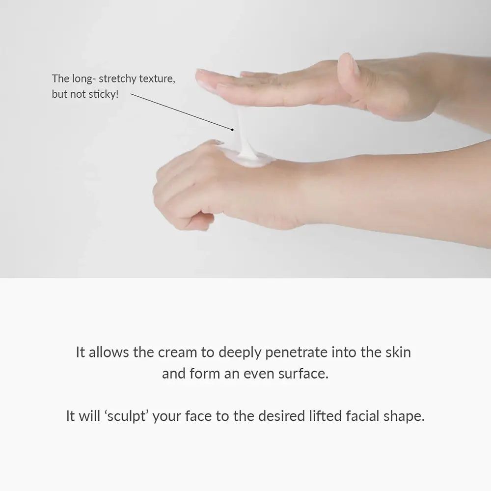 Hand mit Creme. Textur wird als lang und dehnbar beschrieben, aber nicht klebrig.