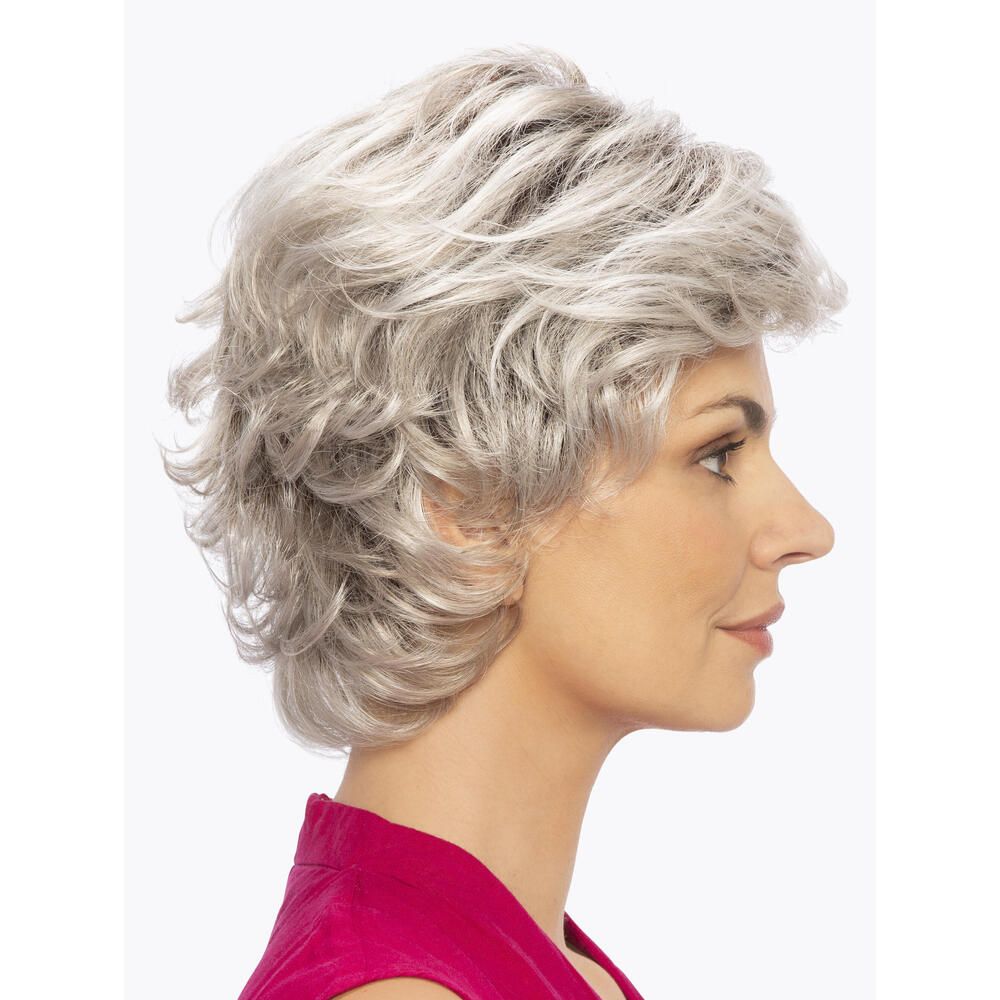 Seitenansicht einer Frau mit grauer, gewellter Perücke. Der Ansatz ist dunkelbraun. Die Perücke bedeckt den Kopf.