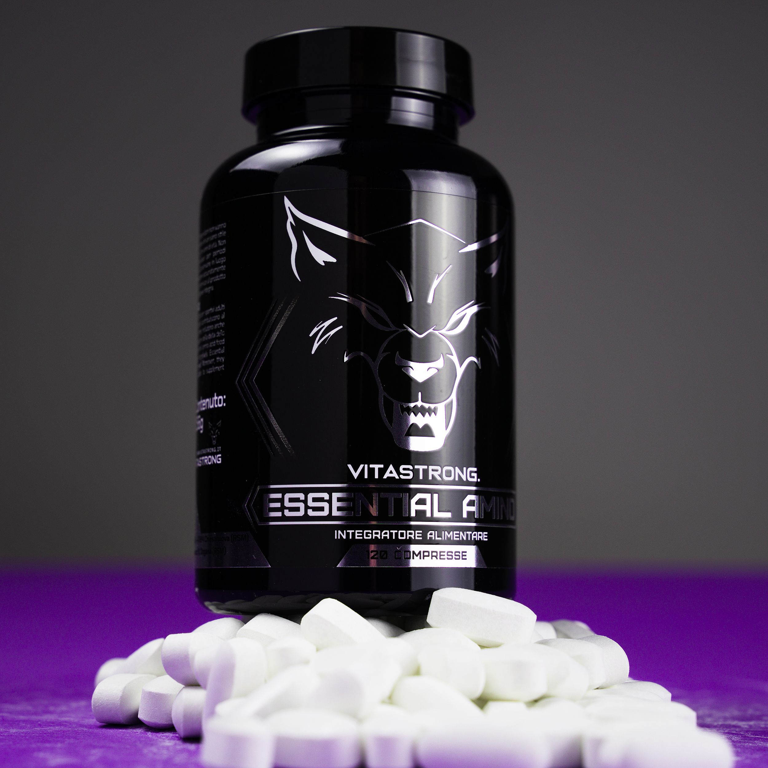 Flacone nero "Vitastrong Essential Amino" su compresse. Logo lupo.