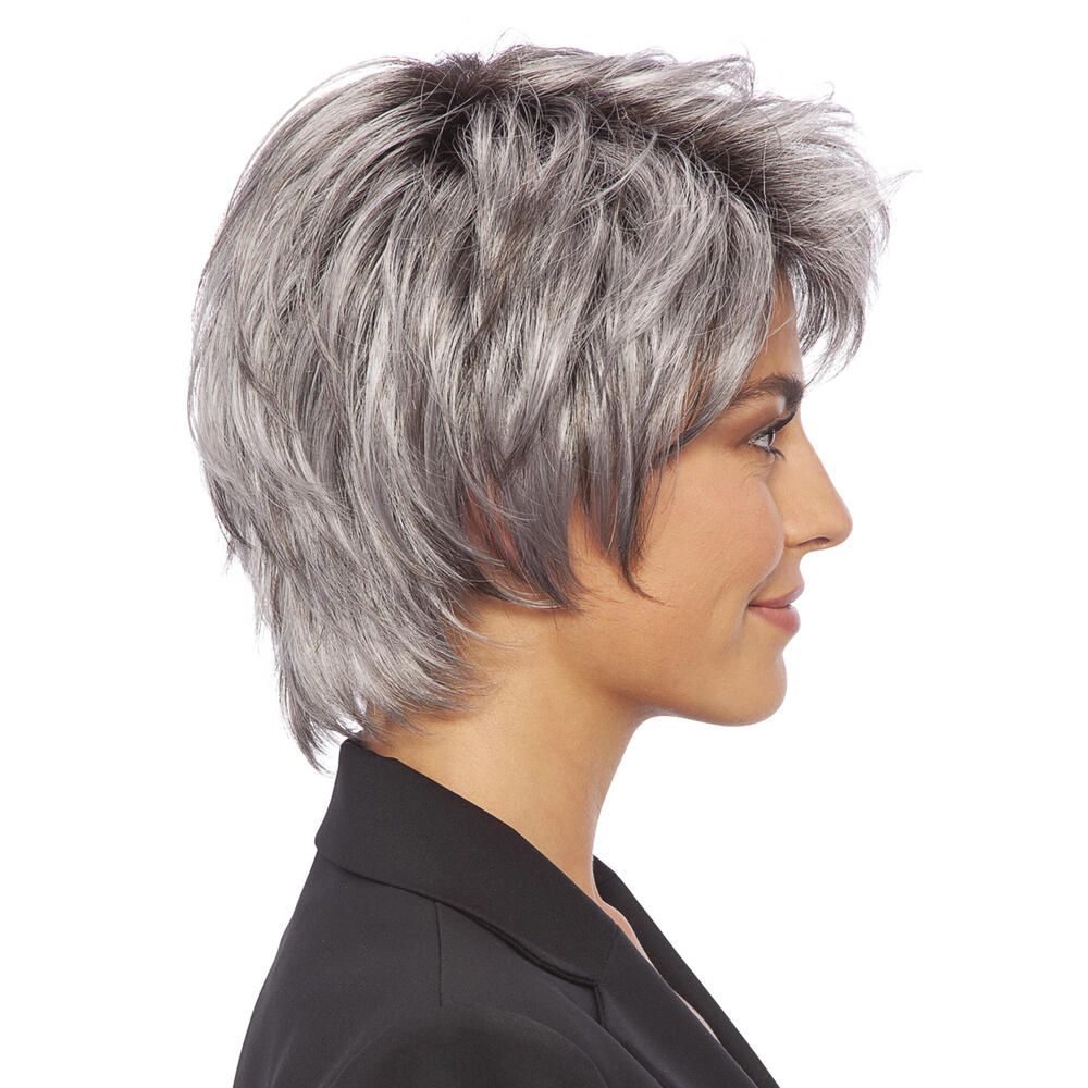 Graue Perücke mit kurzem, fransigem Pony. Frau mit schwarzem Blazer. Profilansicht.