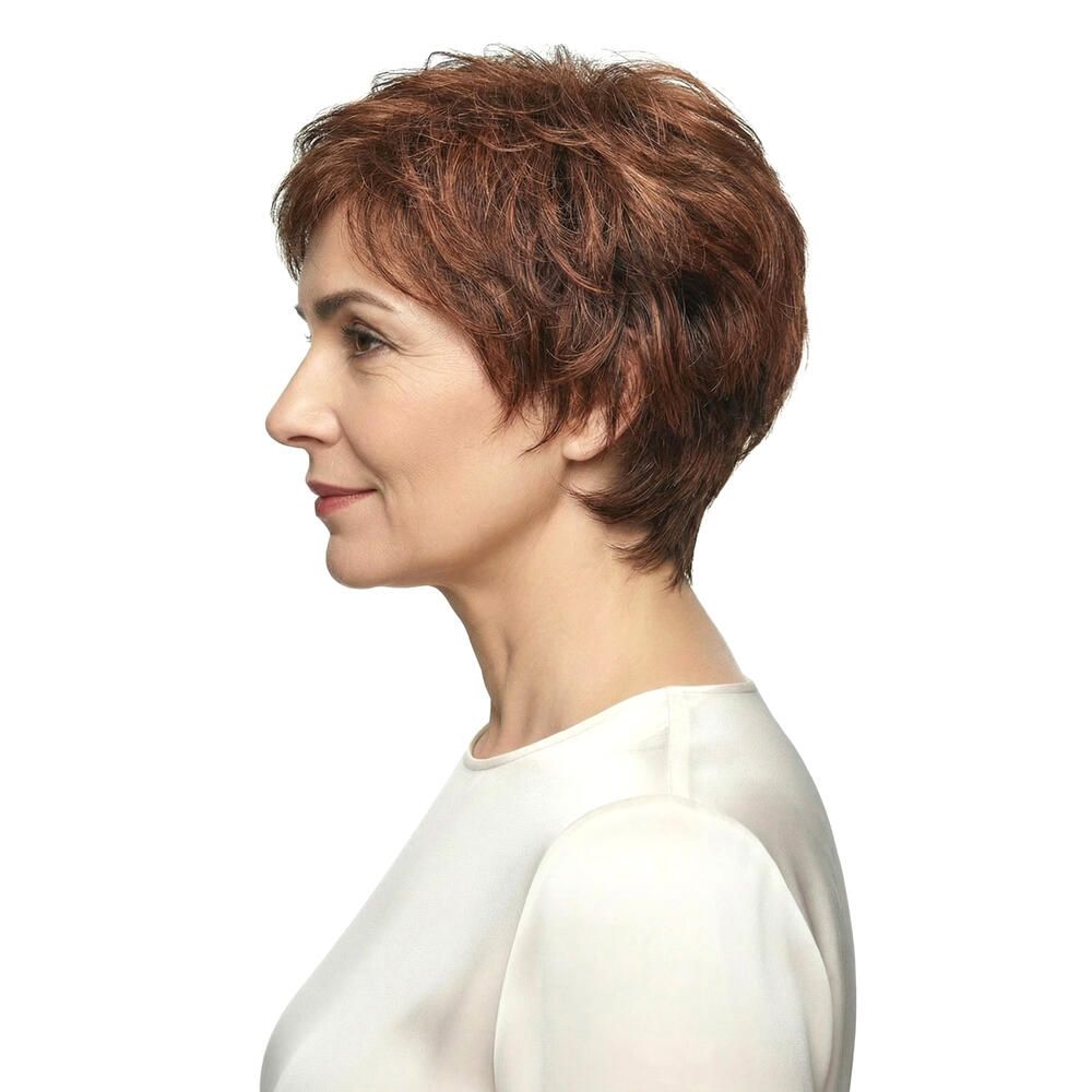 Frau mit Perücke RIVA, rotbraune kurze Haare, Seitenansicht. Trägt weißes Oberteil.