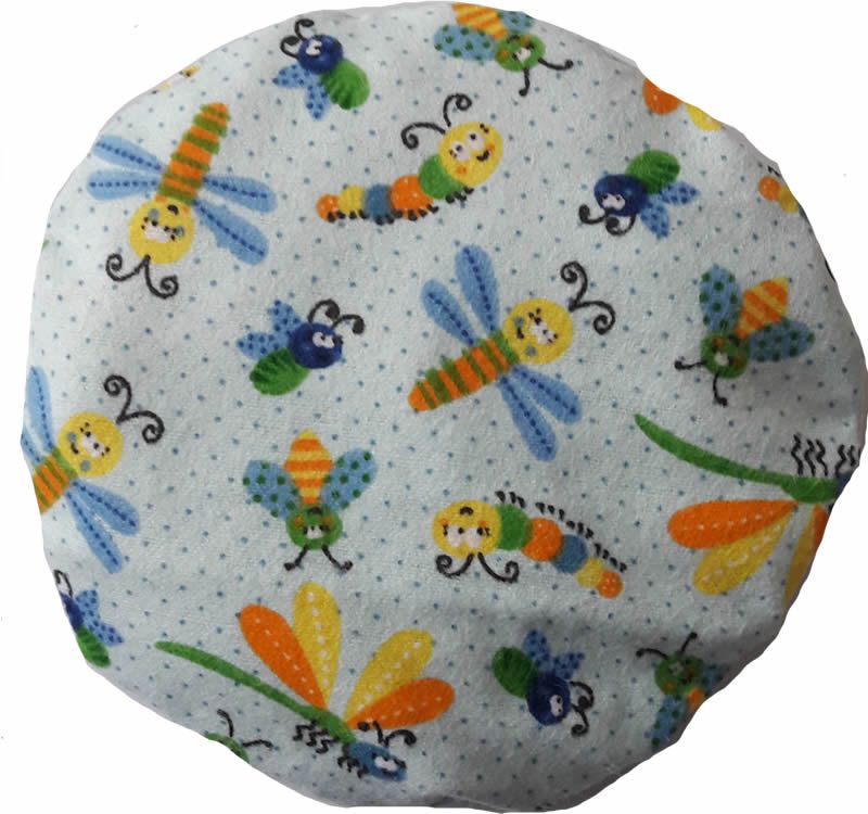Rundes Wärmekissen mit blauem Flatterlinge-Muster. Hellblauer Stoff mit bunten Insekten-Illustrationen. Punktmuster-Hintergrund.