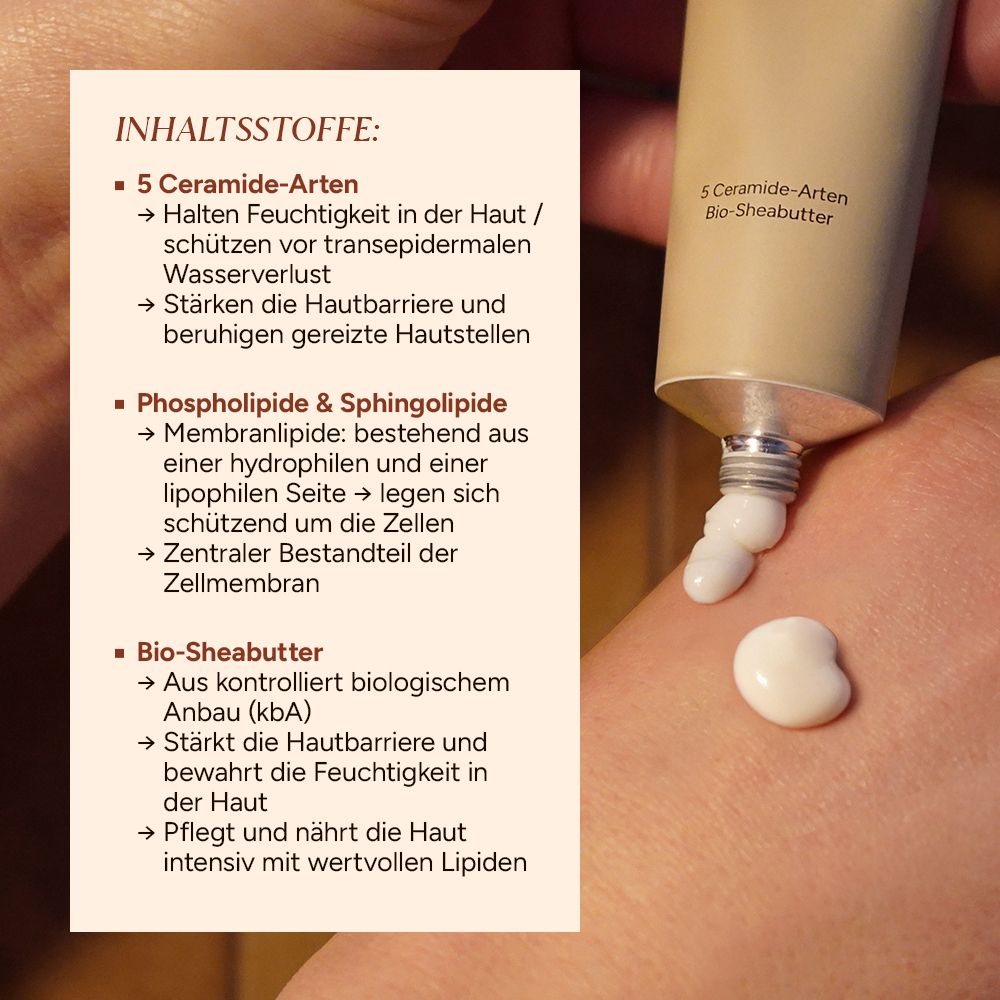 Creme wird aus Tube auf Hand gedrückt. Text: Inhaltsstoffe, 5 Ceramide-Arten, etc. Hintergrund: beige.