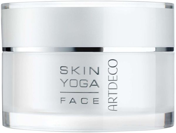 Weißes Cremetiegel mit silbernem Deckel. Text: Skin Yoga Face, Artdeco. Nahaufnahme des Produkts.