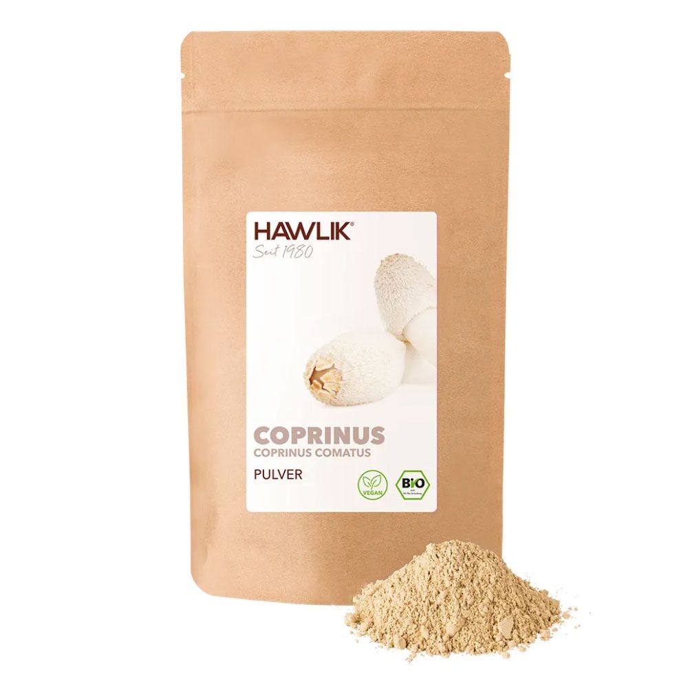 Beutel mit Coprinus Pulver. Aufdruck: Hawlik, Bio-Siegel. Daneben Pulverhaufen.