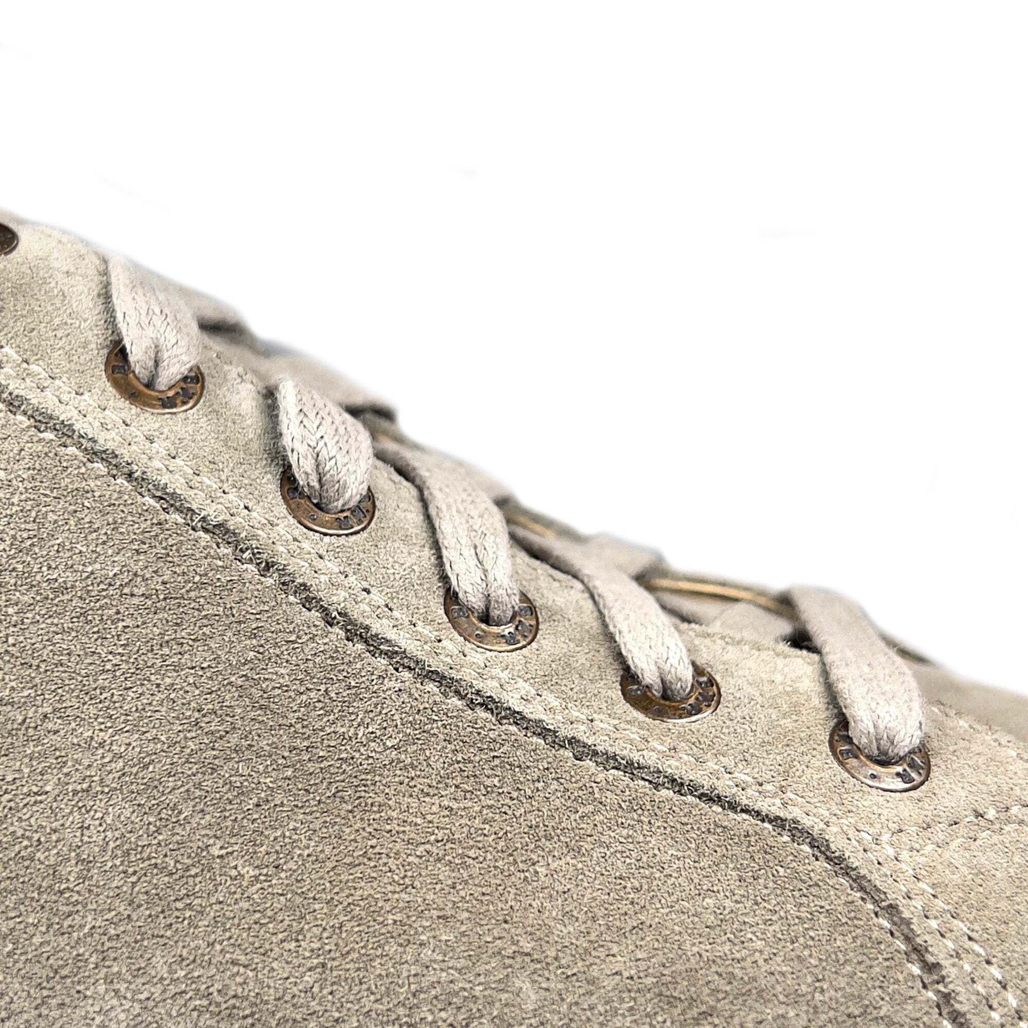 Detailansicht der Schnürung von BÄR Magda Damen Stiefeletten, beige Wildleder.