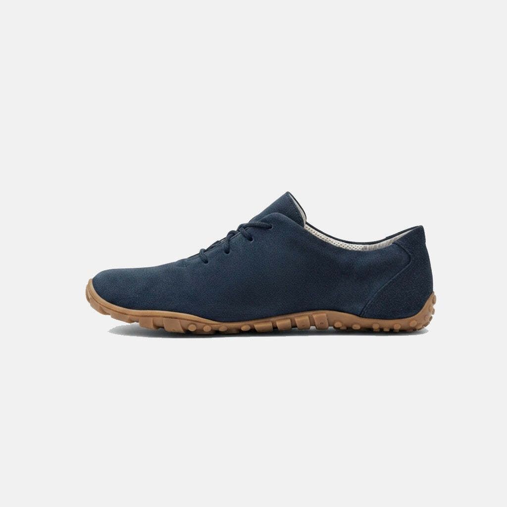 Dunkelblauer Damen-Schnürschuh aus Wildleder, Seitenansicht mit brauner Gummisohle.
