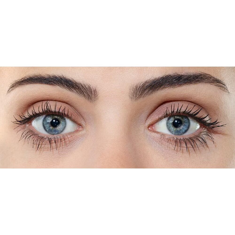 Nahaufnahme von zwei Augen mit getuschten Wimpern. Blaue Augen, dunkle Wimpern, Augenbrauen.