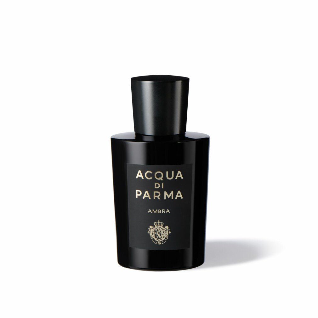 Schwarze Flasche mit Aufschrift ACQUA DI PARMA AMBRA. Schwarzer Deckel. Goldfarbenes Logo.