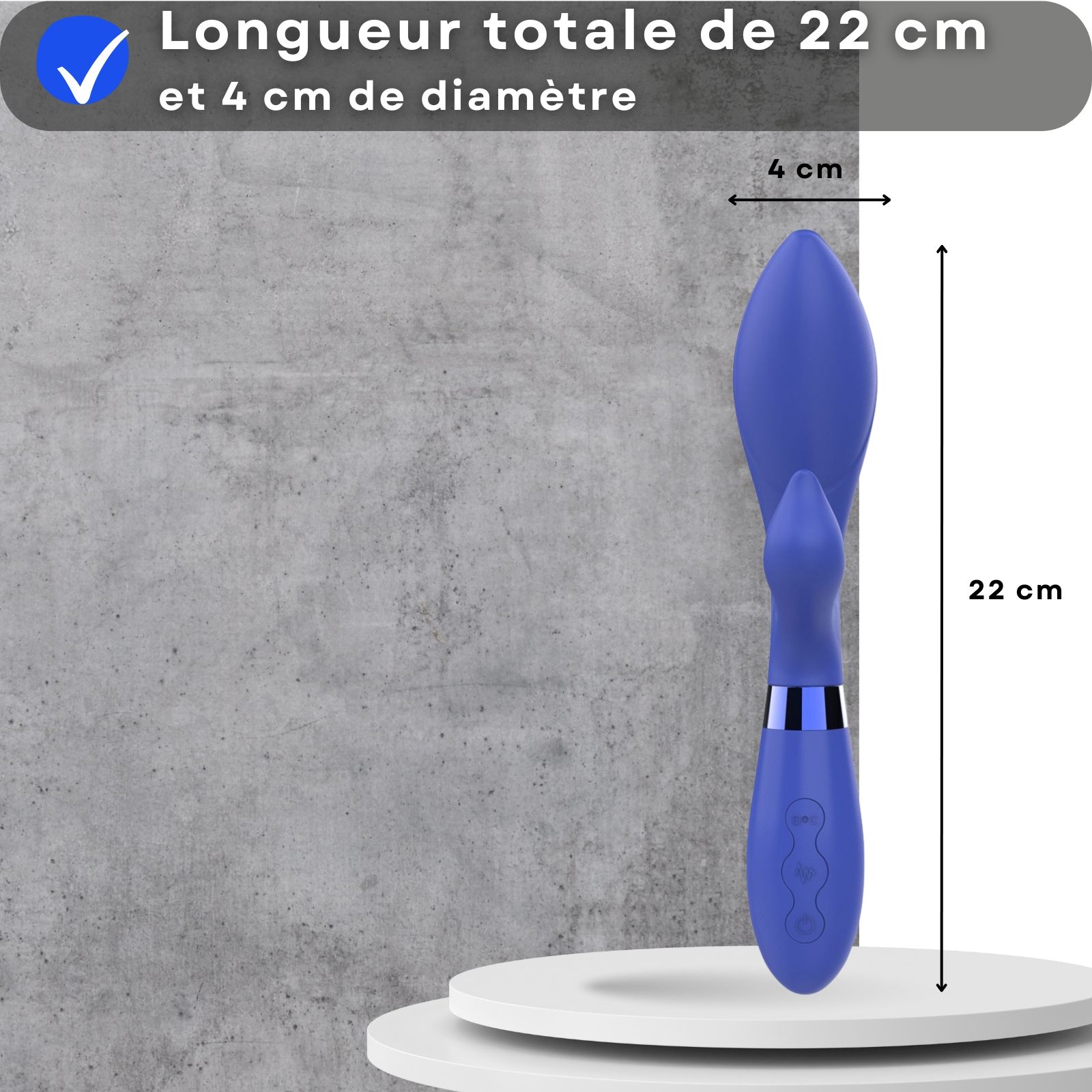 Vibrateur bleu. 22cm long, 4cm diamètre. Sur plateforme blanche. Fond gris.