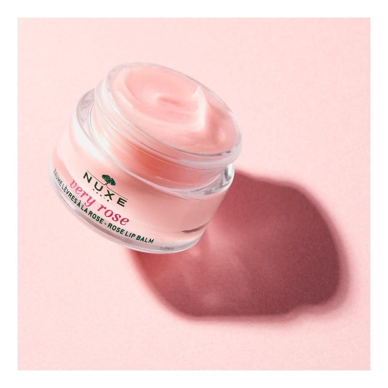 NUXE Very Rose Lippenbalsam. Rosa Tiegel mit rosa Deckel. Produktname und Logo sichtbar.