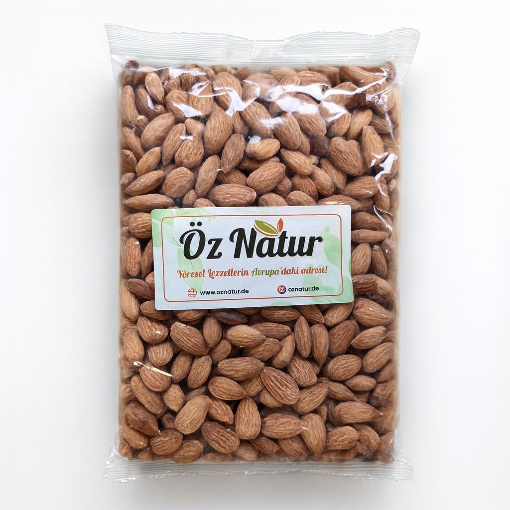 Klare Plastiktüte mit Mandeln. Auf der Tüte befindet sich ein Etikett mit dem Logo von Öz Natur.