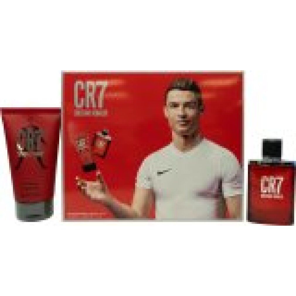 Geschenkset mit CR7-Produkten. Enthält eine Flasche, eine Tube und ein Bild von Cristiano Ronaldo. Roter Hintergrund.
