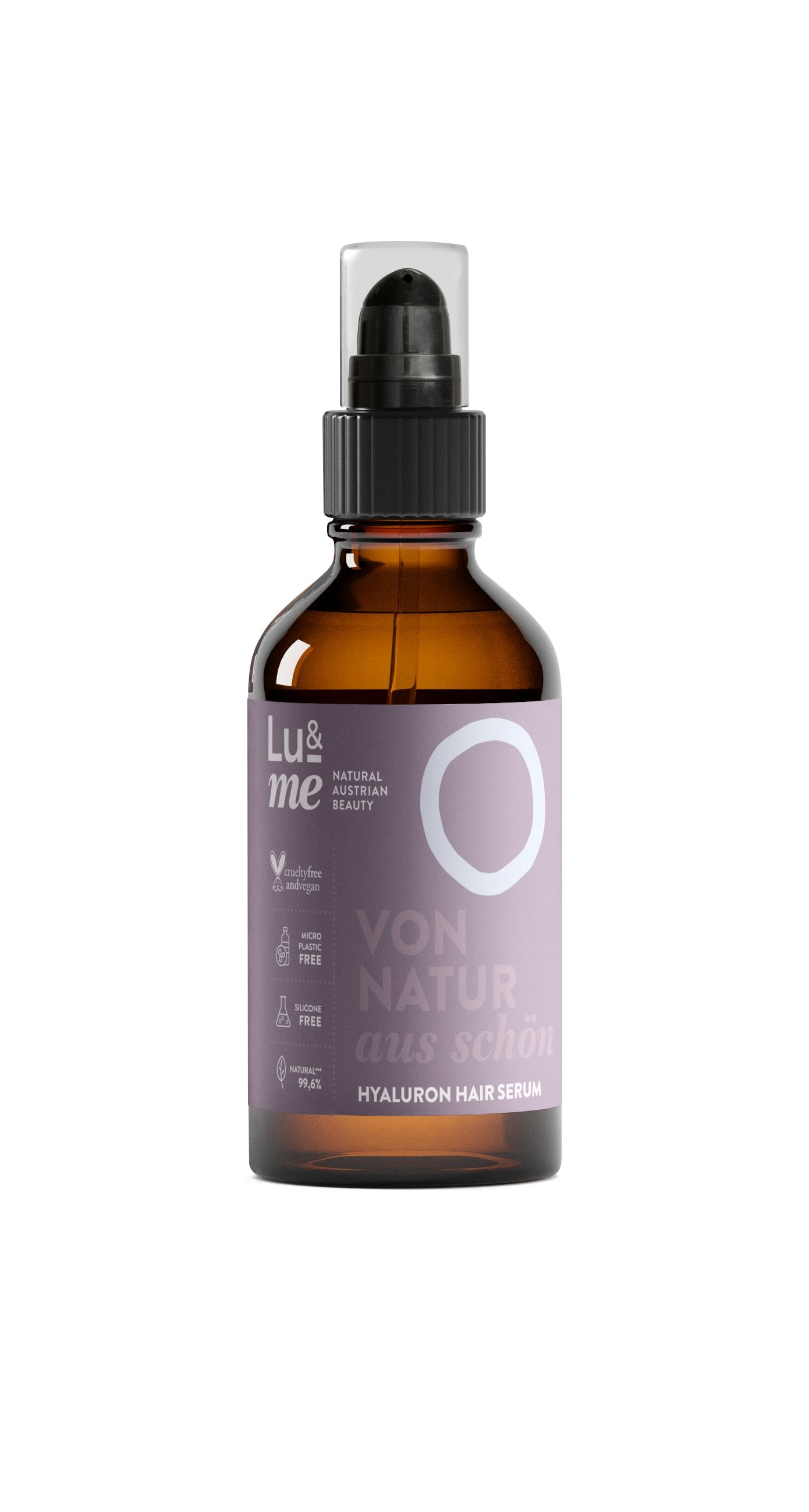 Braune Glasflasche mit schwarzem Sprühkopf. Etikett mit Logo, Text und lila Kreis. Vegan-Siegel.