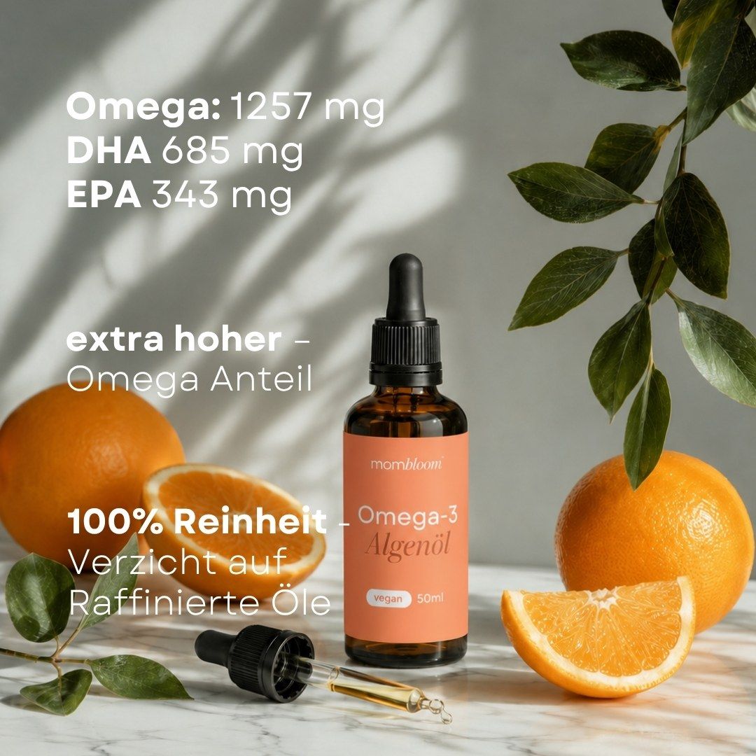 Flasche Omega-3 Algenöl neben Orangen und Orangenscheiben. "Extra hoher Omega Anteil" und "100% Reinheit" auf dem Etikett.