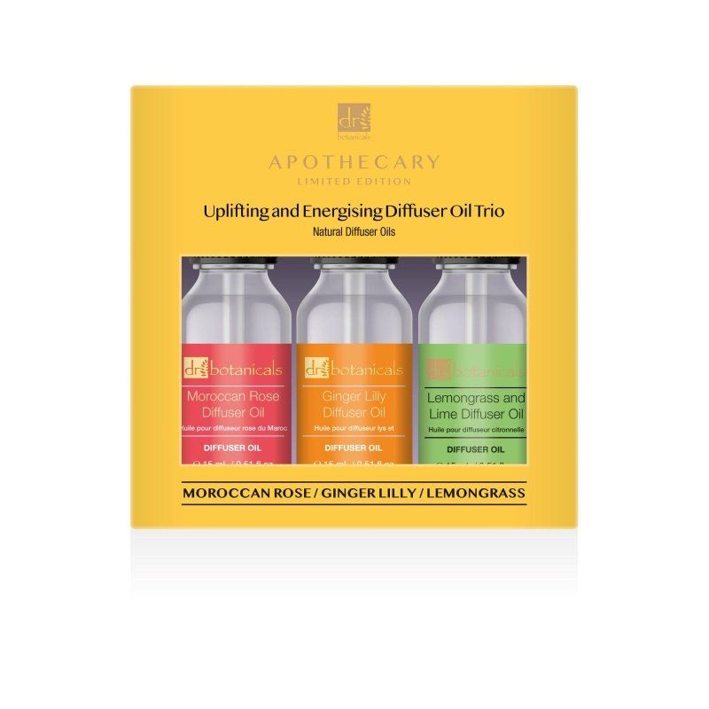 Gelbe Verpackung mit drei Diffusor-Öl-Fläschchen. Aufschrift: Apothecary, Uplifting and Energising Diffuser Oil Trio. Flaschen mit Etiketten.
