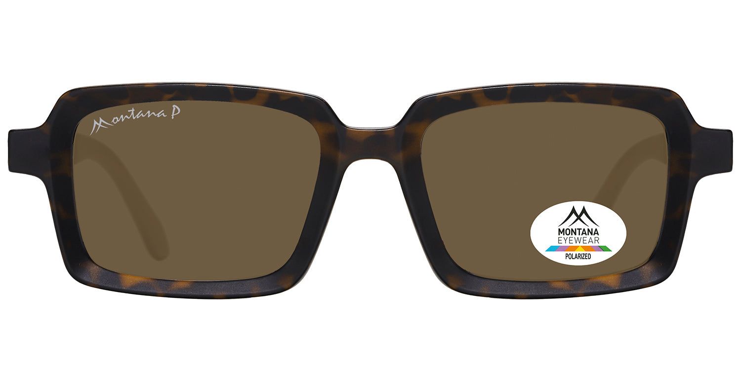 Rechteckige Sonnenbrille mit braunen Gläsern und braunem Rahmen. Auf einem Glas befindet sich ein Aufkleber mit Logo und Schriftzug 'Polarized'.
